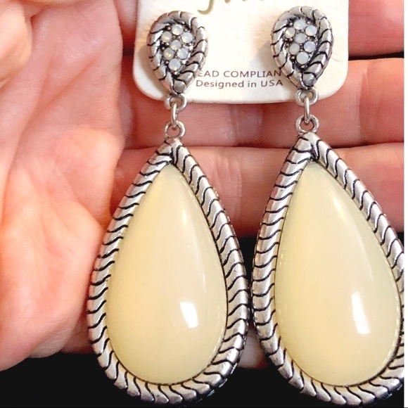 CREAM CHUNKY STATEMENT EARRINGS #202 - Picture 2 of 3